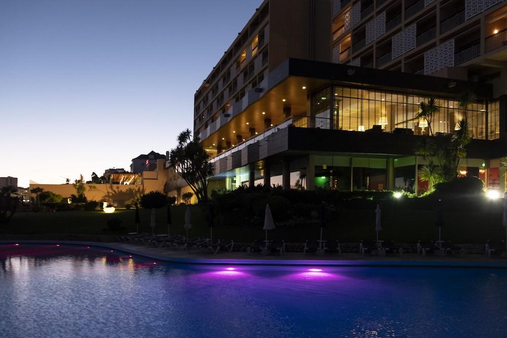 فندق الجارف كازينو بورتيماو المظهر الخارجي الصورة The hotel at night