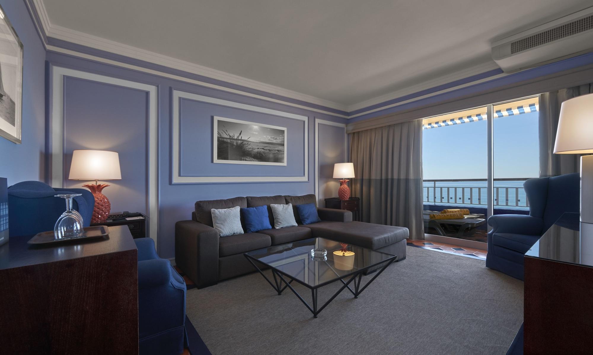 فندق الجارف كازينو بورتيماو المظهر الخارجي الصورة A living room at the Hilton San Diego Bayfront