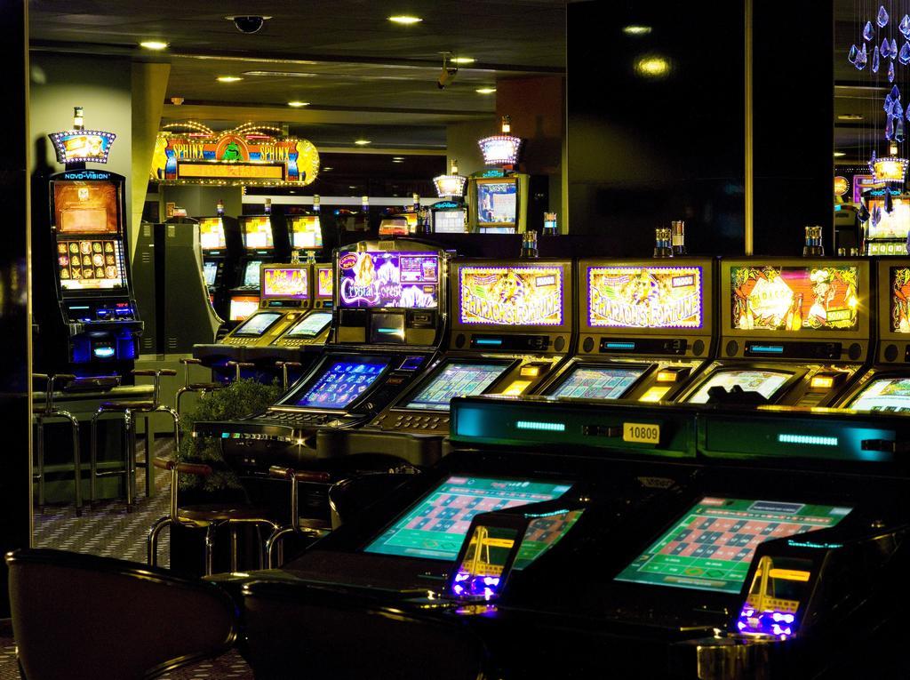 فندق الجارف كازينو بورتيماو المظهر الخارجي الصورة A row of pachinko machines